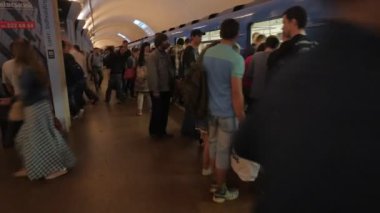 Bilim gün Kiev Ukrayna yolcu treni standları Khreshchatyk'a Metro istasyonu platformu Metro İstasyonu yaya geçidi kalabalık insan üzerinde almak.