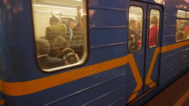 Bilim gün Kiev Ukrayna tren yaprakları Khreshchatyk'a Metro İstasyonu'na yolcu kal ve başka bir araba metro istasyonu için ulaşım platformu üzerinde bekleyin