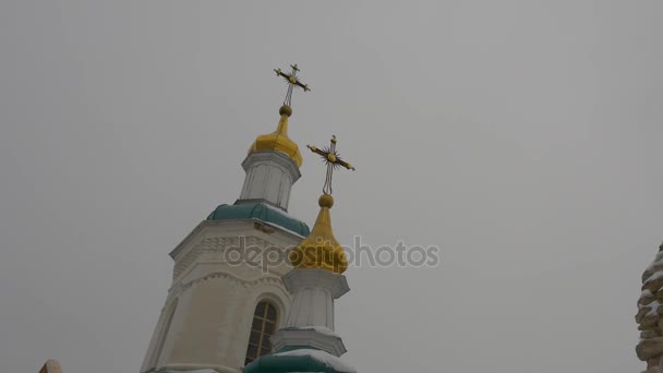 Homem turista perto da Igreja de São Nicolau Lavra Montanhas Sagradas Caverna Mosteiro no Inverno Paisagem Céu Cinzento Nublado Dia nevado Ortodoxo Edifícios Religiosos — Vídeo de Stock