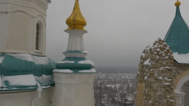 Muž chodící dolů do St. Nicholas kostel svaté hory lávře zastaví a při pohledu na pozorování paluby oblačno sněžení ortodoxní katedrála zimní — Stock video