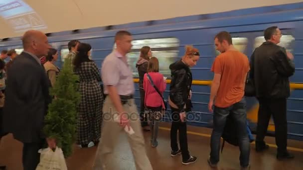 Wetenschap dag Kiev Oekraïne mensen wachten op trein auto's komen langzaam tot Chresjtsjatyk Metro Station mensen gaan nemen van auto tieners Man met boom zaailing — Stockvideo