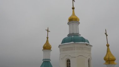 Adam Towers kubbeleri kutsal Dağları Lavra Parkı içinde kış köknar ağaçları manzara bulutlu karlı gün Ortodoks dini binaların dış mağara manastır yakınında