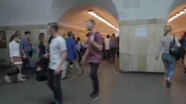 Bilim gün Kiev Ukrayna insanlar yaya geçidi yolcu Khreshchatyk'a metro istasyonunda yolunu bağlayan iki metro hatları yürümek aşağı olduğunu