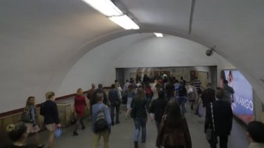 Acele kubbe tavan istasyonu ışıklı yaya geçidi bağlanma iki metro hatları içinde bilim gün Kiev Ukrayna kamera boyunca yolcu kalabalık olduğunu