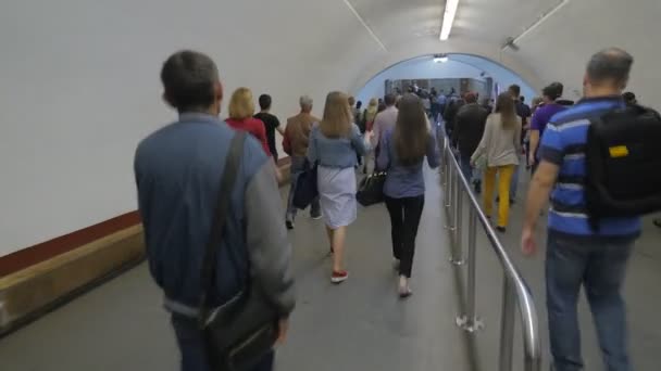 Día de la Ciencia Kiev Ucrania Multitud de pasajeros camina hacia abajo en Khreshchatyk Estación subterránea Cúpula techo peatonal que cruza la conexión de dos líneas — Vídeo de stock