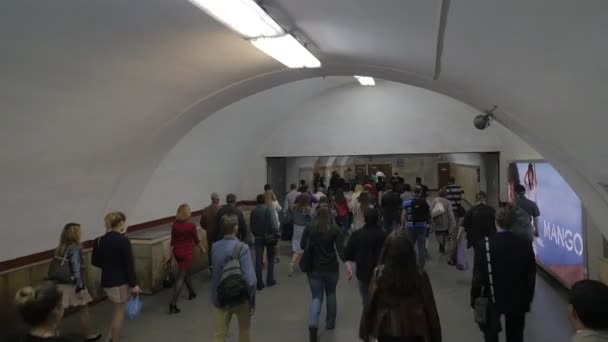 Día de la Ciencia Kiev Ucrania Cámara a lo largo de los pasajeros La multitud está en el techo de la cúpula de prisa de la estación iluminada peatonal que cruza la conexión de dos líneas de metro — Vídeo de stock