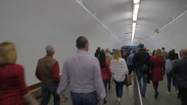 Día de la Ciencia Kiev Multitud de pasajeros camina hacia abajo en Khreshchatyk Lámparas de la estación de metro en el techo de la bóveda peatonal que cruza la conexión de dos líneas — Vídeos de Stock