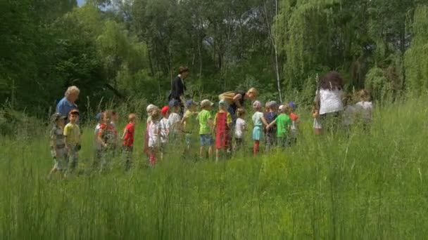Giornata dei bambini a Opole Insegnanti Lead Kids School Escursione nella natura nel parco Architettura polacca Antica Paesaggio rurale Alberi lussureggianti Museo etnografico — Video Stock