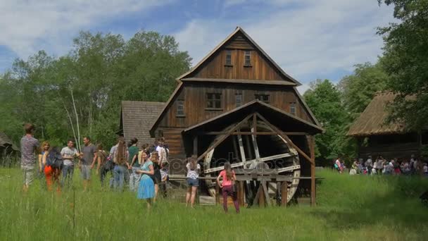 Giornata dei bambini a Opole Persone vicino al mulino ad acqua Escursione al parco dell'architettura polacca antica Museo all'aperto Bambini Insegnanti Genitori Guardando gli edifici — Video Stock