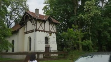 Çocuk gün Moszna küçük kule Castle kadınlar bir bölümünü terk bölge araba Park yeşil taze ağaçlar bulutlu gün girişine Modern binalar tahrik