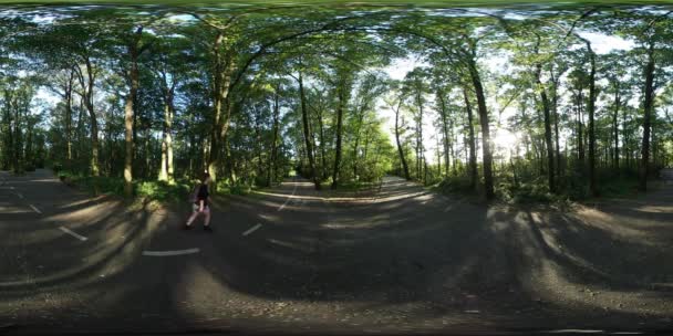 360 grader vr Video barnens dag Opole kameramän ställer kameran filmandet en Sportsmen i Park löpare och Roller Skating cyklister vägmarkering — Stockvideo