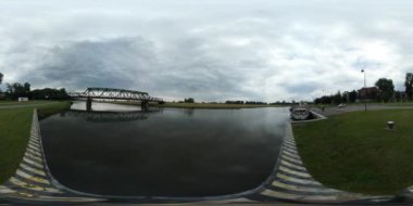 360vr Video profili Pier cennet Cumulus rüzgarsız bulutlu gün oder gemiyle seyahat oder Opole Cityscape Bridge Over Nehri'nin Yeşil çimenler
