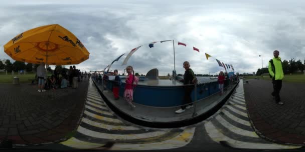 360vr Video Kids dag Opole kinderen lopen in lijn langs de rivieroever weergave van de Odra vakantie excursie Cumulus Man met kinderen vader verzorgen van kinderen — Stockvideo