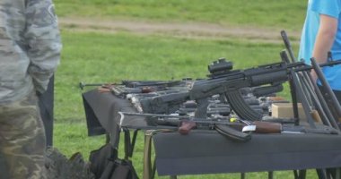 Yangın silah festivalin ziyaretçi Park üzerinde yürümek