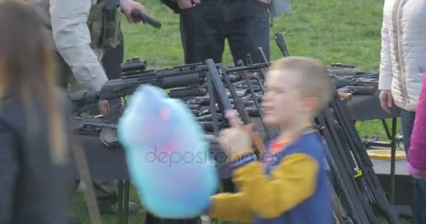 Mannen geeft aanwijzingen gebruik hoe een Fire-Arms — Stockvideo