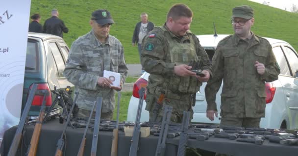 ユーゴスラビア兵士、武器祭りに参加 — ストック動画