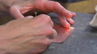 Turistler katılımcılar yüksek sıcaklıklarda çalışma Festivali gösteren onların becerileri adam çalıştığınız için eller bir desen Metal plaka gösteri oyma