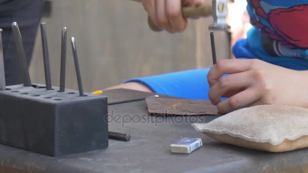 Las manos están estampando un patrón en Cooper Plate Los participantes del festival están probando sus habilidades El hombre que demuestra el festival de trabajo de altas temperaturas — Vídeo de stock