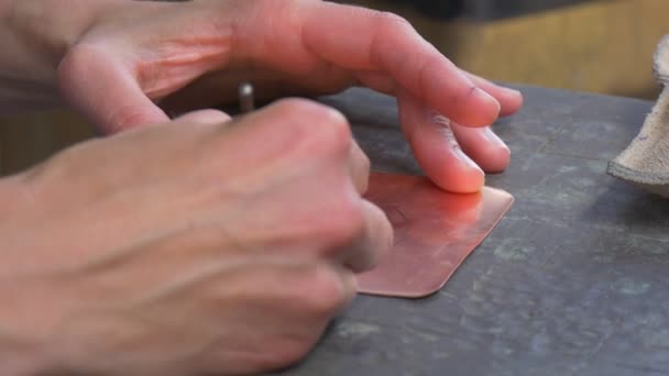 観光客の参加者は、高温の作業祭を示すスキル男をしようとしているため手が金属板ショーのパターンを彫刻します。 — ストック動画