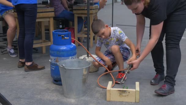Festival der hohen Temperaturen in Breslau Polen Kind spielt mit Wasserschlauch Eimer andere Werkzeuge Menschen arbeiten versuchen ihre Fähigkeiten Handwerker — Stockvideo