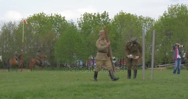 Vlajka den Opole demontáž bariéry pro koně jezdců bude provádět triky lidé v autentické Vintage vojenské uniformě provádět útvary na koně — Stock video