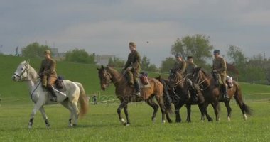 Lehçe bayrak günü askerler alayı Opole grubundaki konut evler yakınındaki bir çimenlikte atları Vintage askeri üniforma geçit sürme hileci gerçekleştirmek