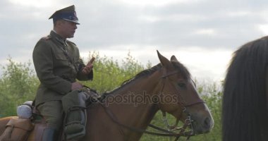 Lehçe bayrak günü Opole adam savaş süvariler binmek at Parade insanlara şenlikte otantik Vintage askeri üniformalı olacak üzerinde oturuyor