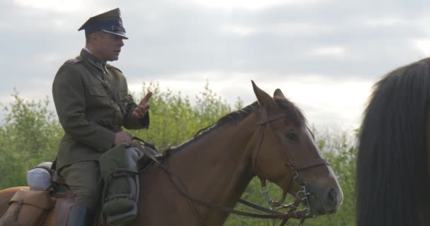 波兰国旗日奥波莱男子坐在战争马士兵去骑马在正宗老式军装在庆祝游行人 — 图库视频影像