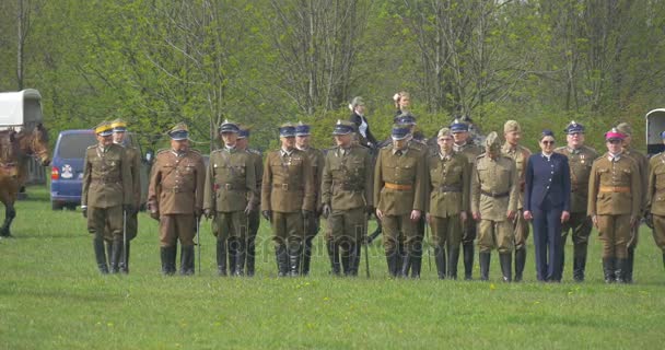 Bandiera polacca Opole Donne Cavalli da equitazione Militari in piedi in linea di cavalleria alla festa Parade in Primavera dell'Europa su Green Field Men in uniforme Vintage — Video Stock