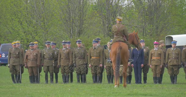 Dnia flagi Rzeczypospolitej Polskiej w Opolu piechoty żołnierzy stojących w dwie linie jeździec na koniu wojny jest przed parady święto sił zbrojnych na Green Field — Wideo stockowe