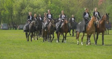 Lehçe bayrak günü Opole kadın binici kadınlarda uzun siyah parlayan önlük Süvari kızlarda atları Parade tatil güneşli gün, yeşil sahaya sürme