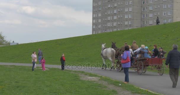 Miasto Opole ludzi jazda bryczką celebracja na skraju miasta Green Hill gród krajobraz rodziny z dzieci kobieta z psem — Wideo stockowe