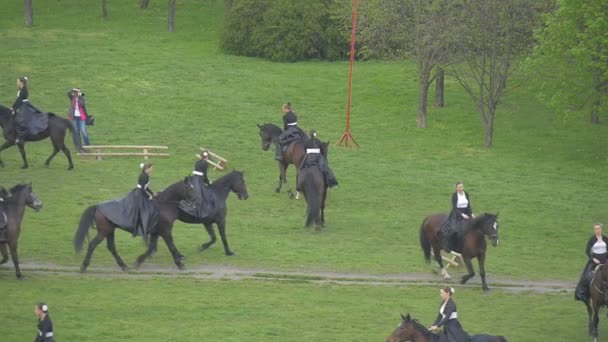 Dzień miasta Opola kobiece kawalerii w demonstracje Pułk koń jazda powoli na Riders Park pole zielony wykonać formacji na Brown konie kobiety w czerni — Wideo stockowe