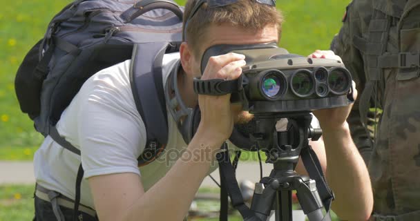 在奥波莱年轻游客在双筒望远镜卖旗日武器展览军事装备户外平民家庭孩子军队在草地上的事件 — 图库视频影像