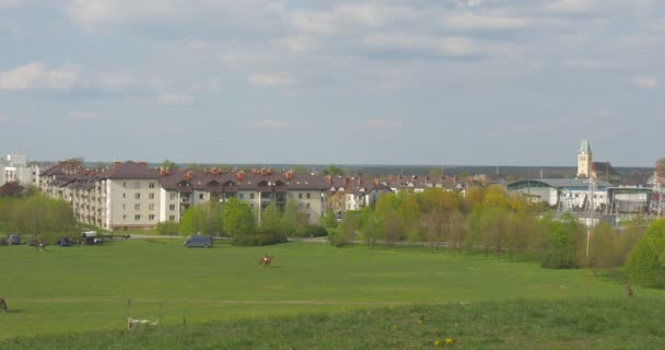 Ukázat koně jezdců vojáků na přehlídce panoráma Jarní krajina Green Hills armád provádět v údolí městské budovy na obzoru dovolené — Stock video