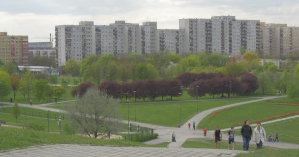 Dag Opole stadsmensen lopen door woonwijk Cityscape gezinnen op lente landschap wandelpaden door de groene heuvels van rood en groen kleurrijke bomen — Stockvideo