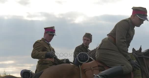 オポーレのポーランド語旗の日兵士の軍隊の騎兵隊男性の歴史的な制服は、夕暮れ時に馬パレードに乗っている馬サドル装置下車 — ストック動画