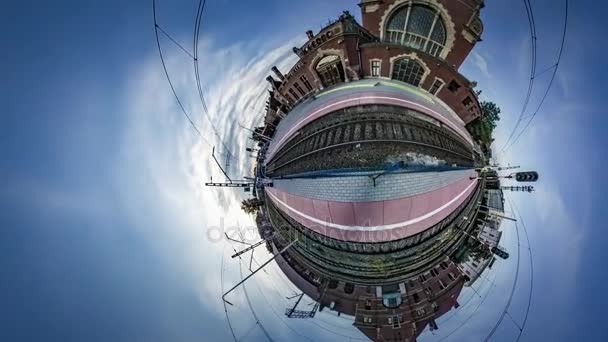 Kis apró Planet 360 fokos Opole pályaudvar reggel régi épületek kábelek kék ég alatt közlekedő vonat érkezik most az idő régi idők elmúlt — Stock videók