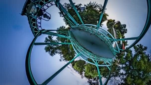 Kleiner winziger Planet 360 Grad Menschen in Eile zu Fuß über eine Brücke im Park Zeit fliegt Welt verändert Erde aus Gottes Perspektive schöne Heimat für Menschen — Stockvideo