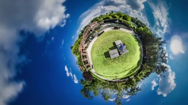 Malé drobné planety 360 stupeň Opole Zoo zelené trávníky čerstvosti rekreace do přírody země v prostoru krásný domov pro člověka historie času letí — Stock video