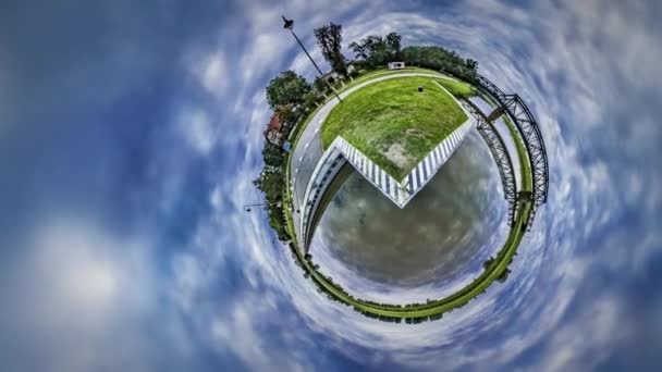 Маленькая крошечная планета 360 градусный мост в Опольских газонах и вода Красивые облака Земля в космосе с точки зрения Бога красивый дом для людей — стоковое видео