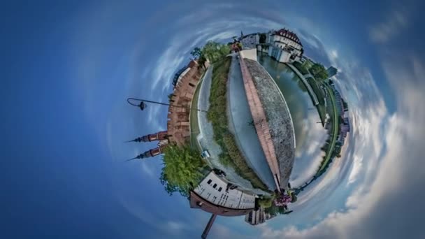 Kleine kleine planeet 360 graden kathedraal aan de oever van de rivier verouderde Gothic torens Opole bezienswaardigheden geschiedenis van mensheid excursie door de stad straten aarde in de ruimte — Stockvideo