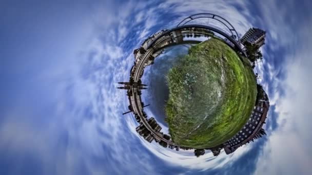 Little Tiny Planet 360 Grado Banca di Odra River Cityscape Edifici Silhouettes Sera Nuvoloso Opole Sights World Changing Excursion by City Streets — Video Stock
