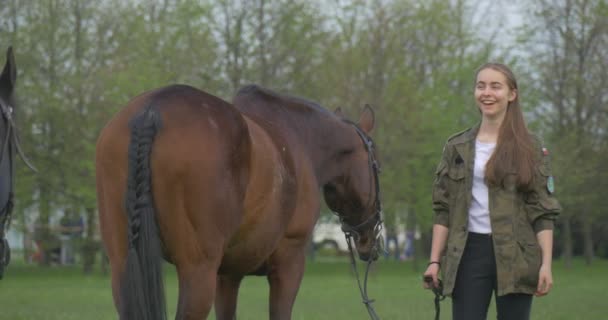 Lányok felkészülni lovas fesztivál megnyitója — Stock videók