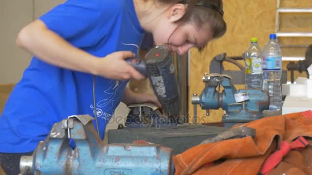 Дівчина очищає лиття форми дрібного пилу — стокове відео