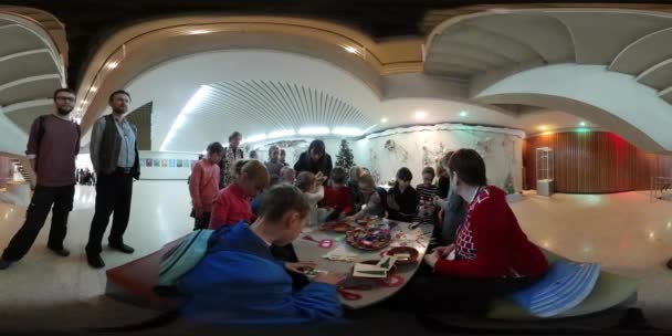 360 vr Video Navidad en Kiev Los niños hechos a mano son ocupados por los electrodomésticos artesanales que hacen juguetes con el maestro Clases magistrales f o familias Los padres están satisfechos — Vídeos de Stock