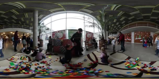 360 vr Video Natale a Kiev Giocattolo di costruzione del bambino I bambini giocano pezzi colorati del costruttore su un pavimento Divertimento coinvolgente per i bambini e i loro genitori — Video Stock