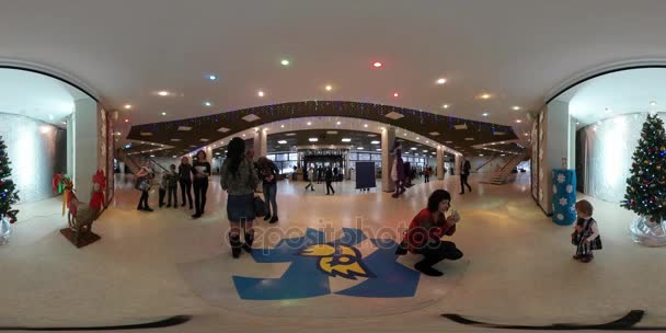 360 vr Video Navidad en Kiev Tomando fotos Gente cerca de abetos decorados Diversión para niños y padres Mamás e hijas Centro de Arte Infantil — Vídeo de stock