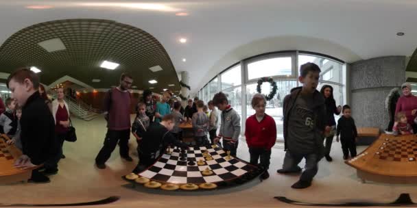Vr 360 wideo Boże Narodzenie w Kijowie szachy i warcaby Master klasy Grupa gra dla dzieci atrakcyjne rozrywki dla rodzin w centrum dzieci sztuki — Wideo stockowe
