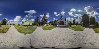 360 vr Park yakınındaki kilise Plyasheva yeşil alan, Kozaks'Berestetskaya savaş güzel görünürde güneşli gün taze renkleri, doğa tatil sokakta Video